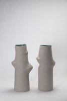 Vasenpaar, innen glasiert in weichem blaugrün, außen unglasiert, teils glatt, teils rau.
Im Nebeneinander und zueinander stecken viele Möglichkeiten des Ausdrucks.
Höhe 48cm