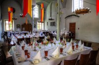 So festlich! Die Hochzeitsbecher im geschmückten Rittersaal- es kann gefeiert werden!